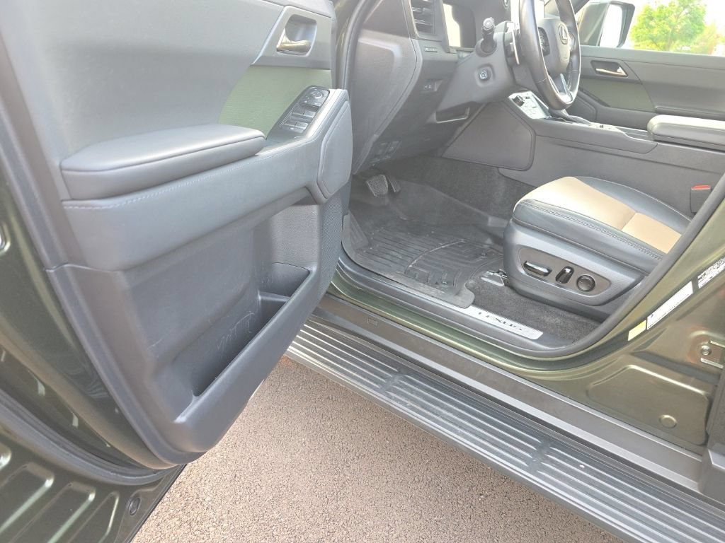 Used 2024 Lexus GX 550 AWD/4WD image 11