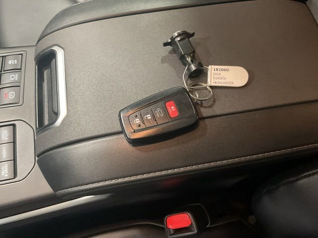 Used 2023 Toyota Highlander XLE image 23