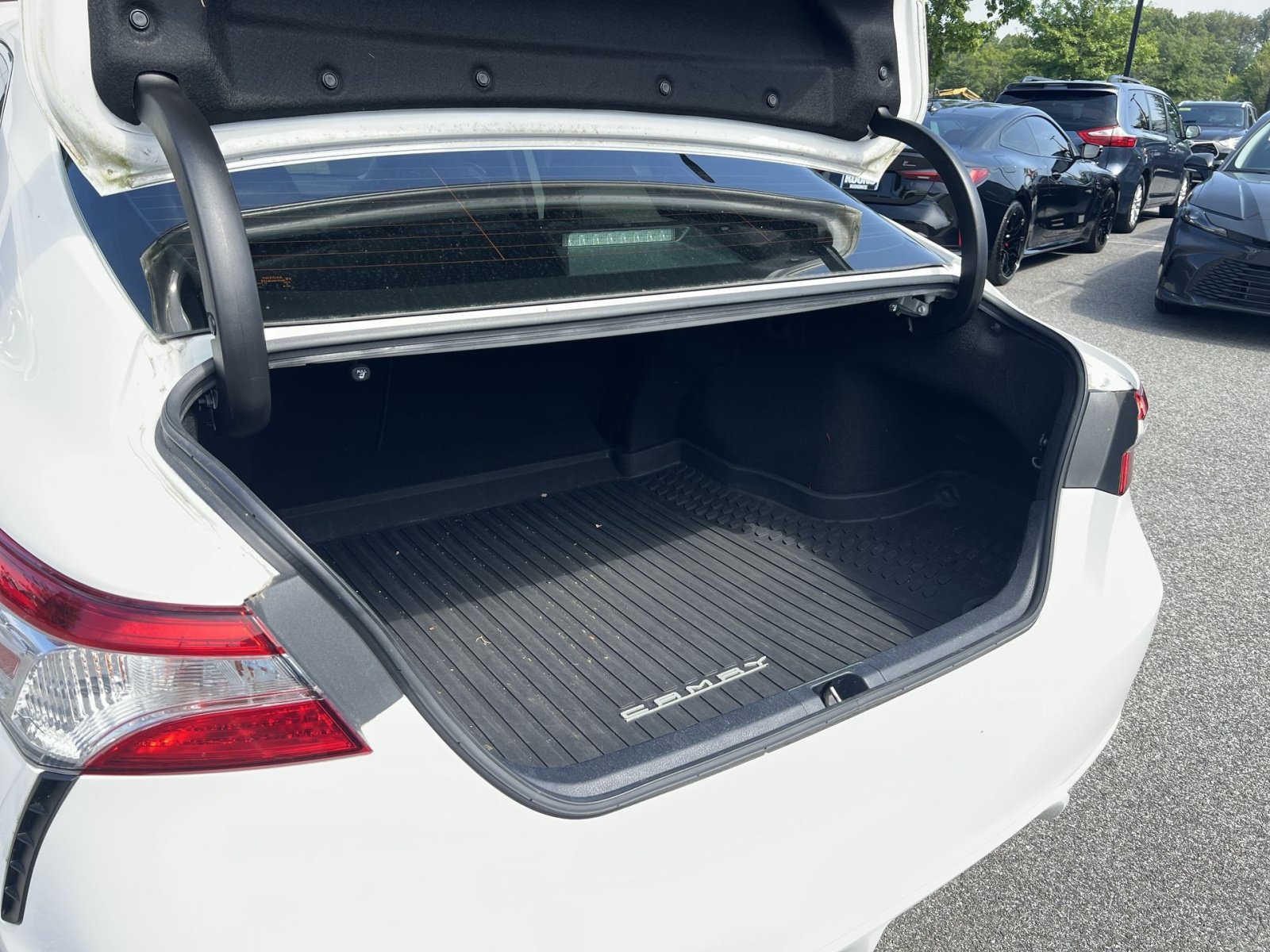 Used 2020 Toyota Camry SE w/ Sunroof Package FWD image 25
