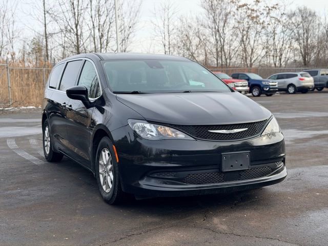 Used 2023 Chrysler Voyager LX image 3