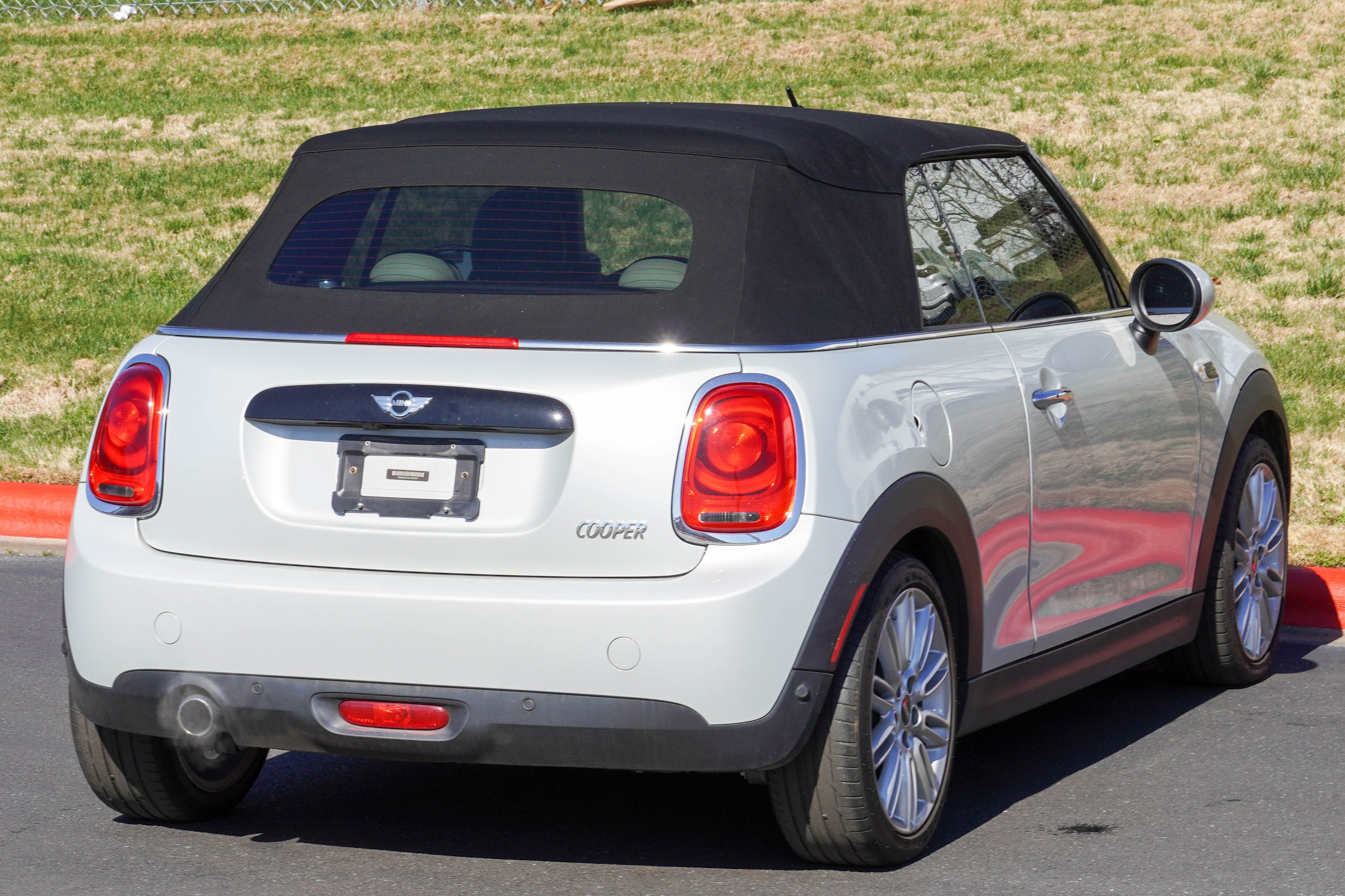 Used 2018 MINI Cooper Convertible image 8