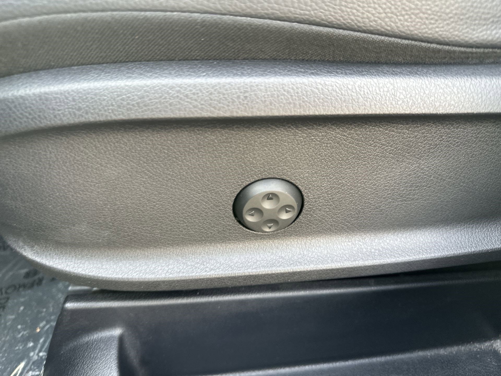 Used 2021 Mercedes-Benz GLB 250 w/ Premium Package image 14