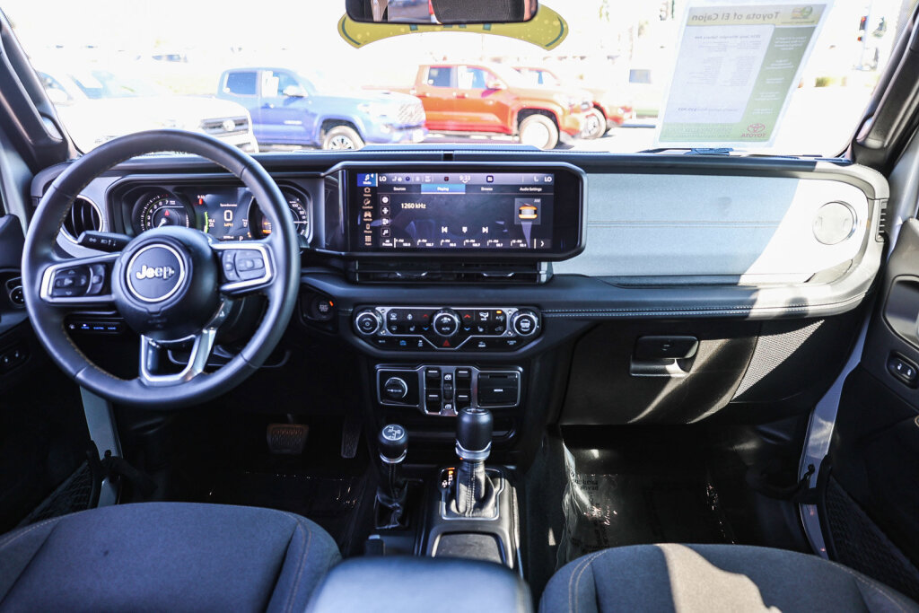 Used 2024 Jeep Wrangler Unlimited Sahara AWD/4WD image 2