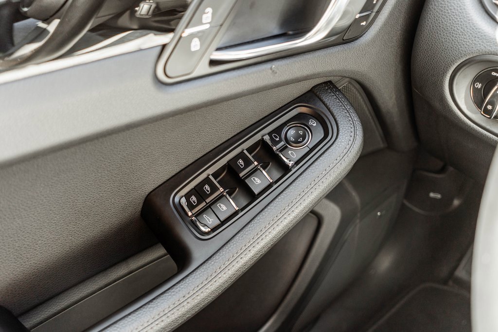 Used 2023 Porsche Macan image 16