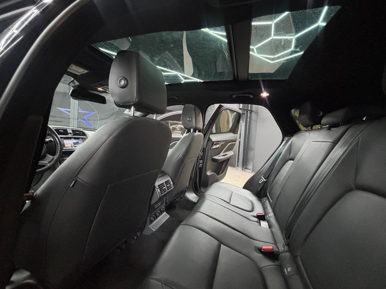 Used 2017 Jaguar F-PACE Premium image 10