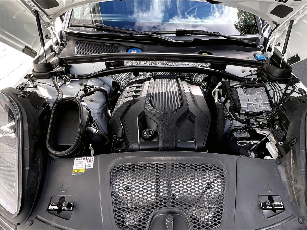 Certified 2023 Porsche Macan Turbo AWD/4WD image 15