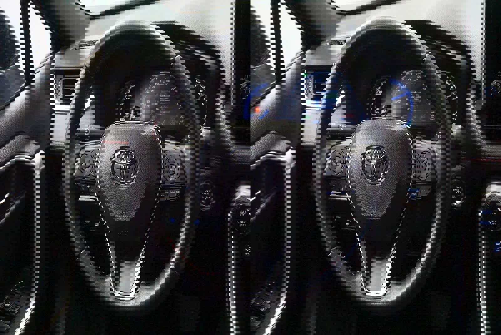 Used 2024 Toyota RAV4 SE image 18