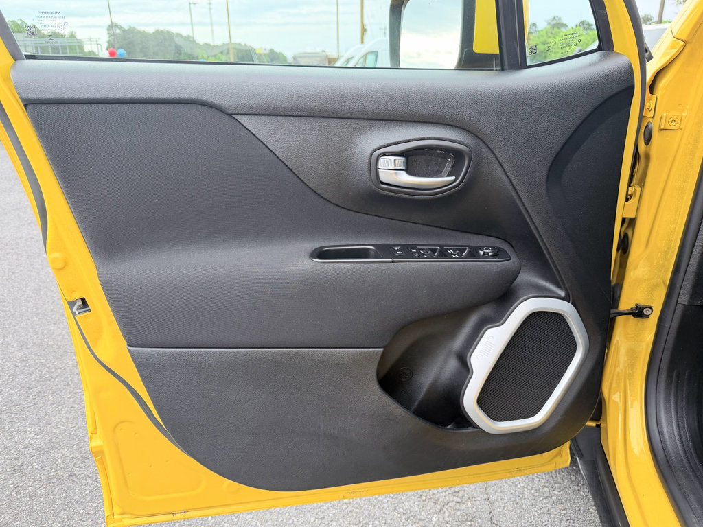 Used 2018 Jeep Renegade Latitude w/ Cold Weather Group FWD image 27