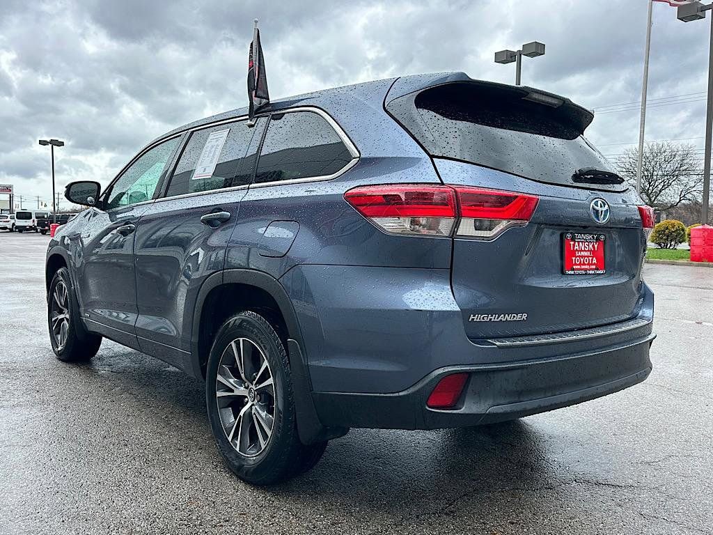 Certified 2018 Toyota Highlander LE image 3