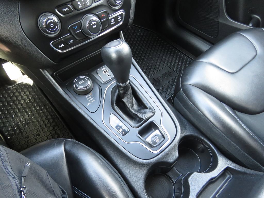 Used 2019 Jeep Cherokee Latitude Plus w/ Cold Weather Group image 23