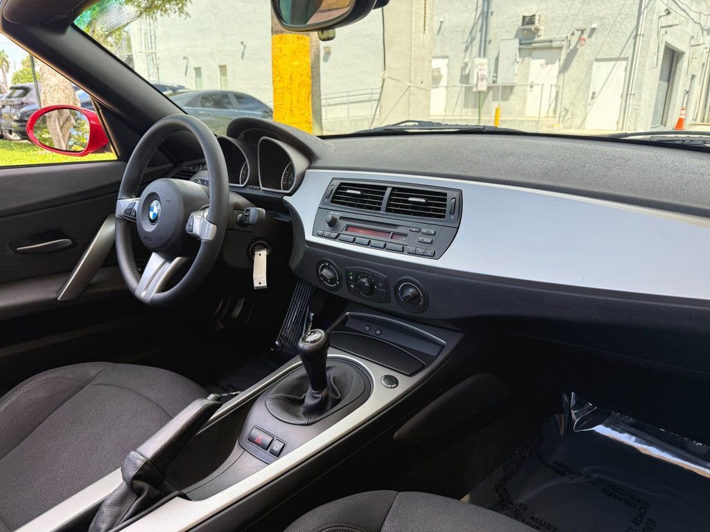 Used 2005 BMW Z4 2.5i image 15