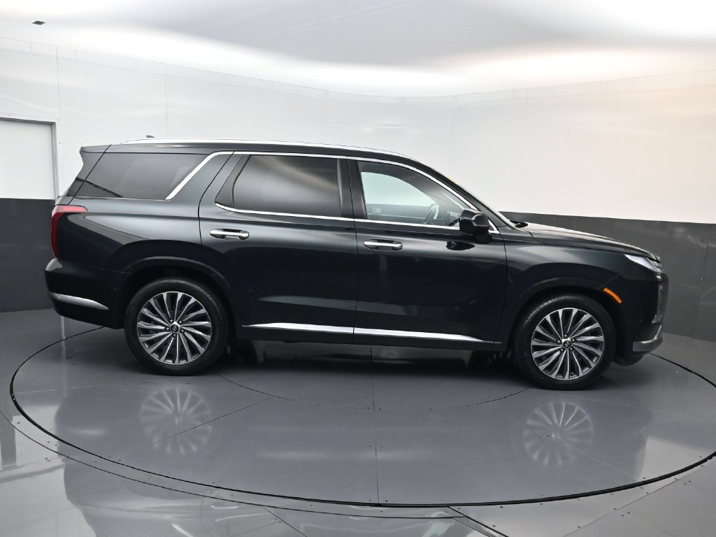 Certified 2024 Hyundai Palisade Calligraphy FWD image 3