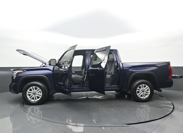 Used 2022 Toyota Tundra SR5 w/ SR5 Convenience Package AWD/4WD image 31