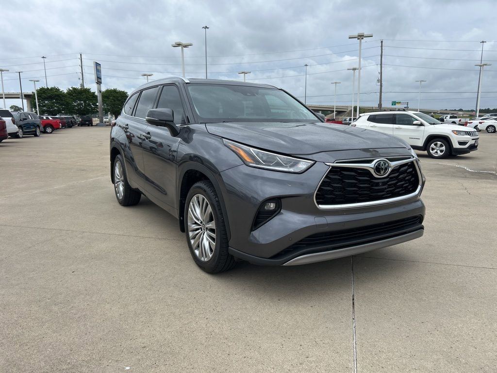 Used 2023 Toyota Highlander Platinum FWD image 3