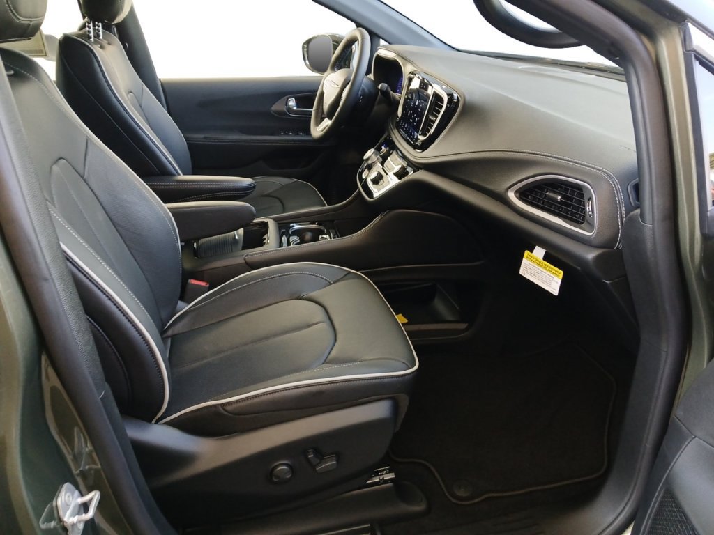 New 2027 Chrysler Pacifica Limited FWD image 24