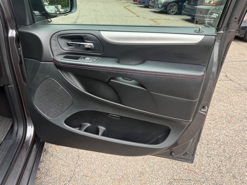 Used 2016 Dodge Grand Caravan R/T w/ Driver Convenience Group FWD image 21