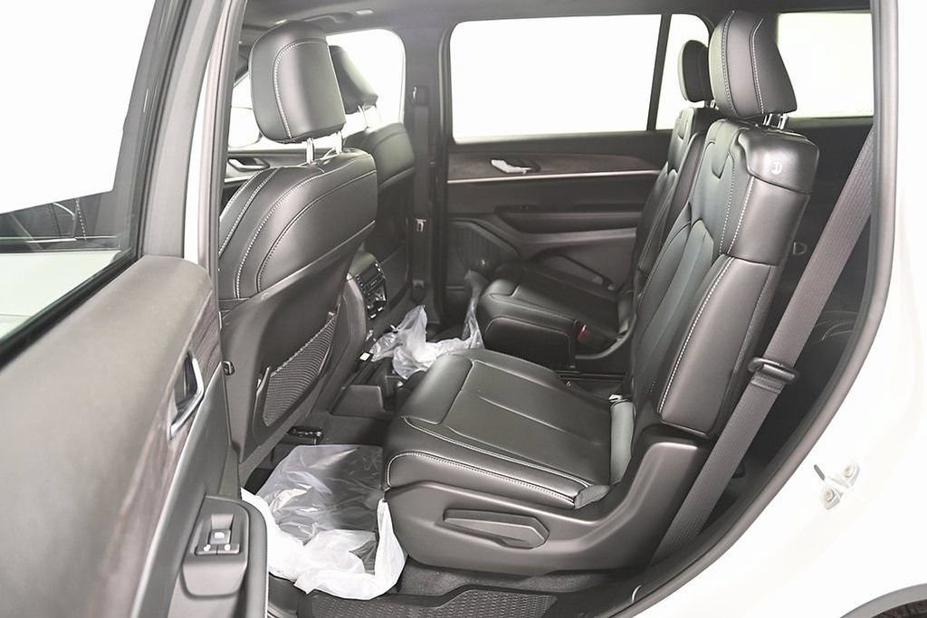 New 2025 Jeep Grand Cherokee L Limited w/ Black Appearance Package AWD/4WD image 19
