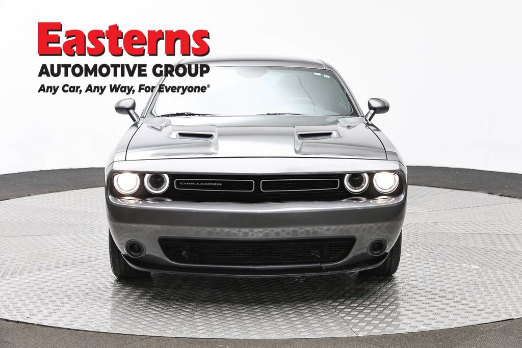 Used 2023 Dodge Challenger SXT image 2
