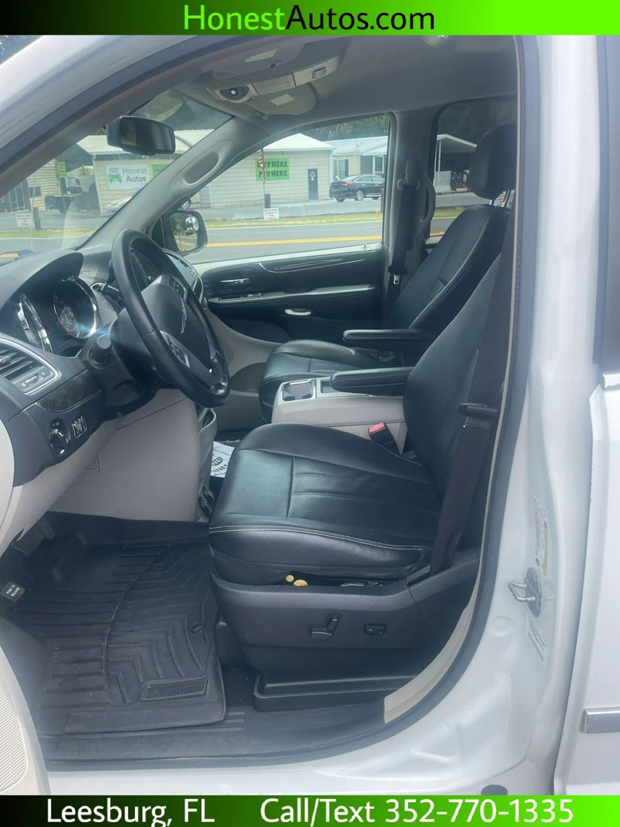 Used 2013 Chrysler Town & Country Touring FWD image 30