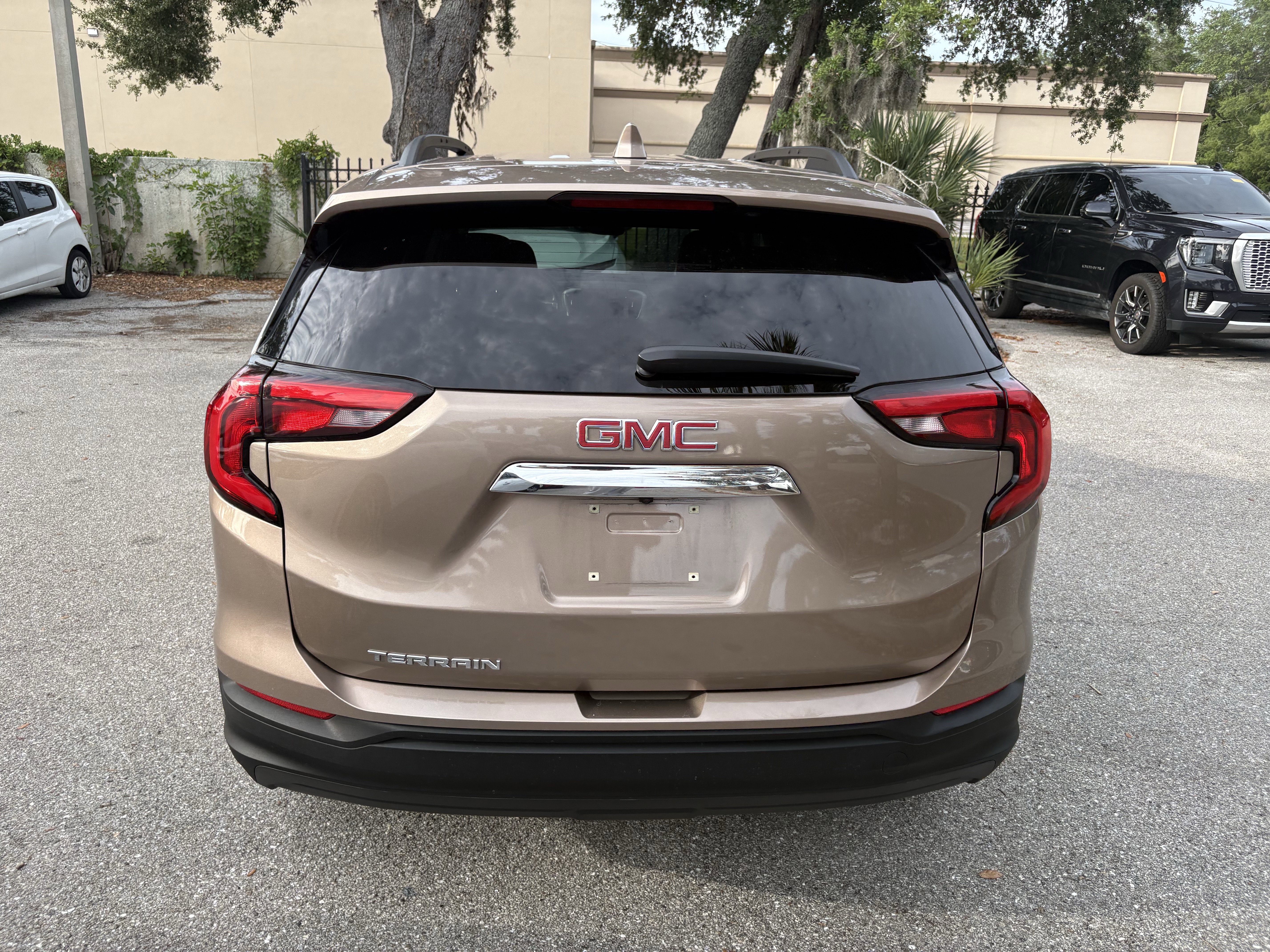 Used 2018 GMC Terrain SLE w/ Driver Convenience Package FWD image 6
