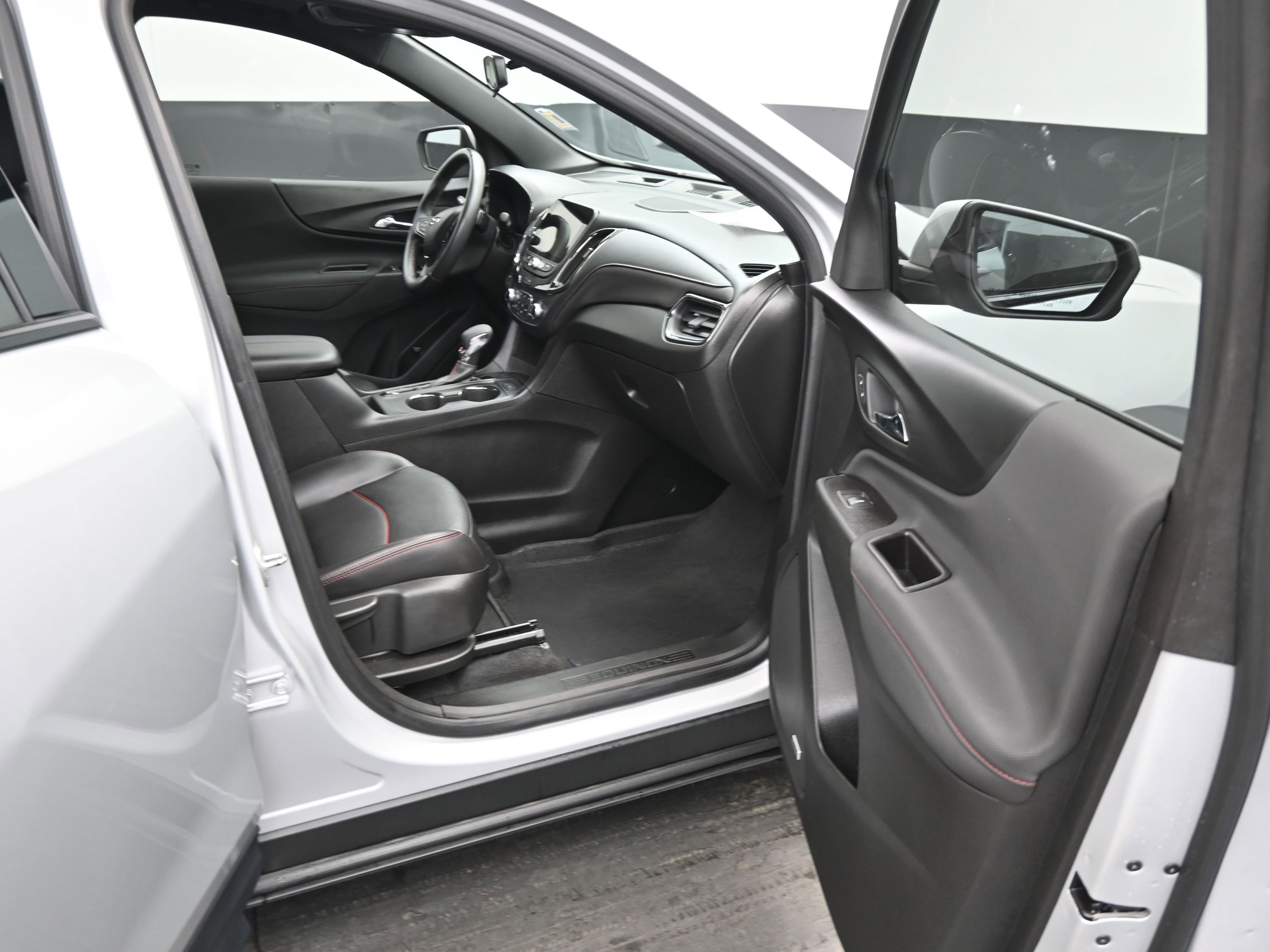 Used 2022 Chevrolet Equinox RS w/ RS Leather Package image 13