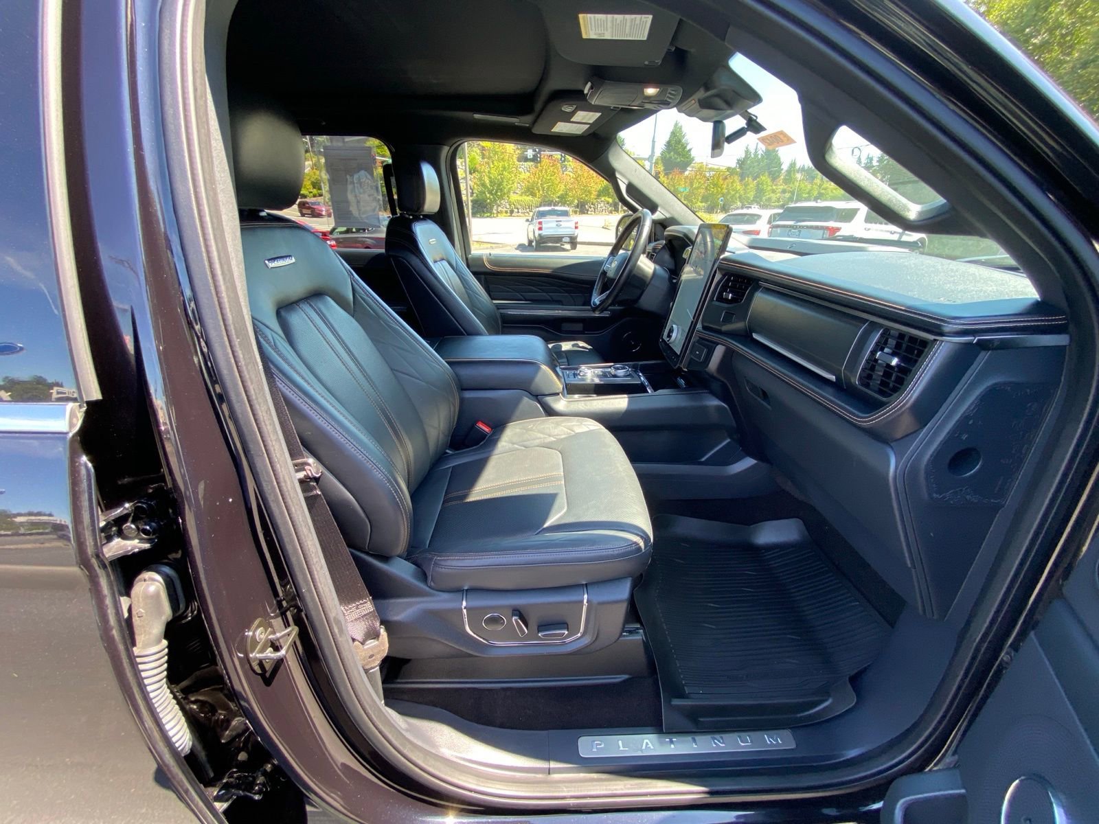 Used 2023 Ford Expedition Platinum image 17