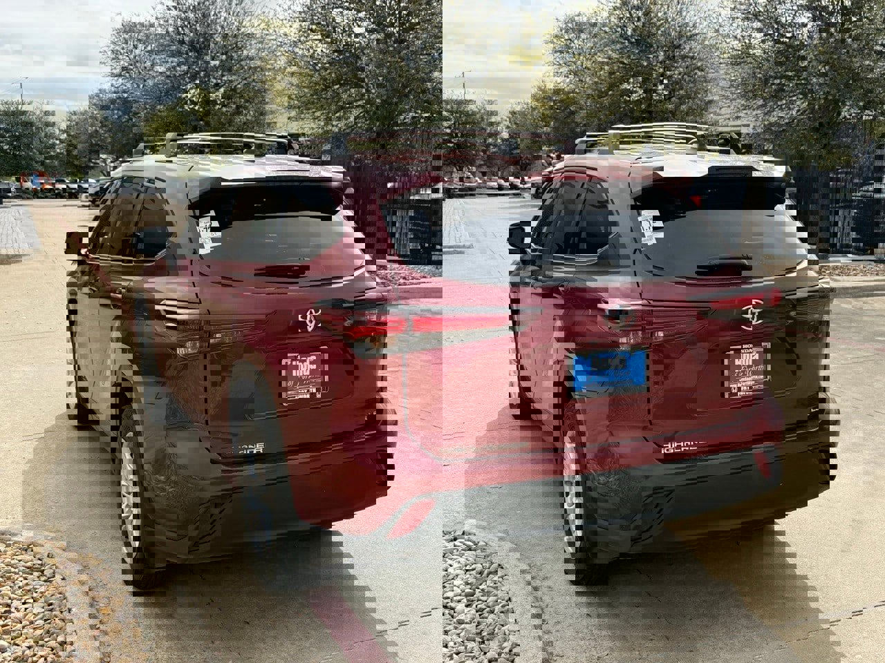 Used 2024 Toyota Highlander LE image 3