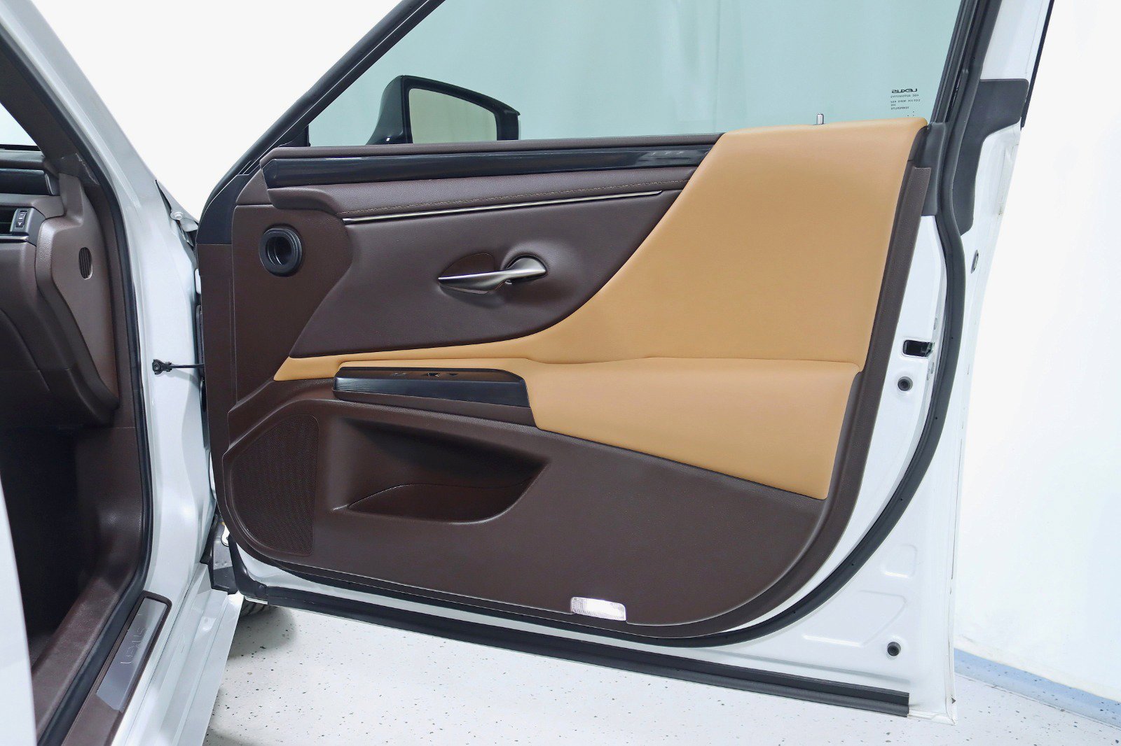 Used 2021 Lexus ES 300h w/ Accessory Package image 31