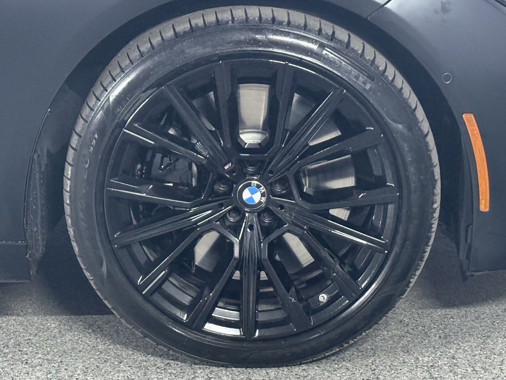 Used 2022 BMW 750i xDrive w/ Luxury Rear Seating Package image 5