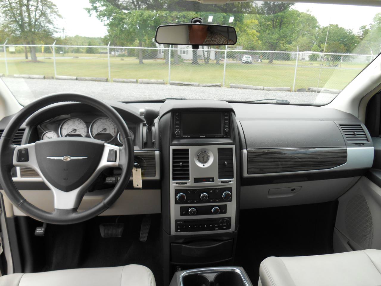Used 2010 Chrysler Town & Country Touring FWD image 5