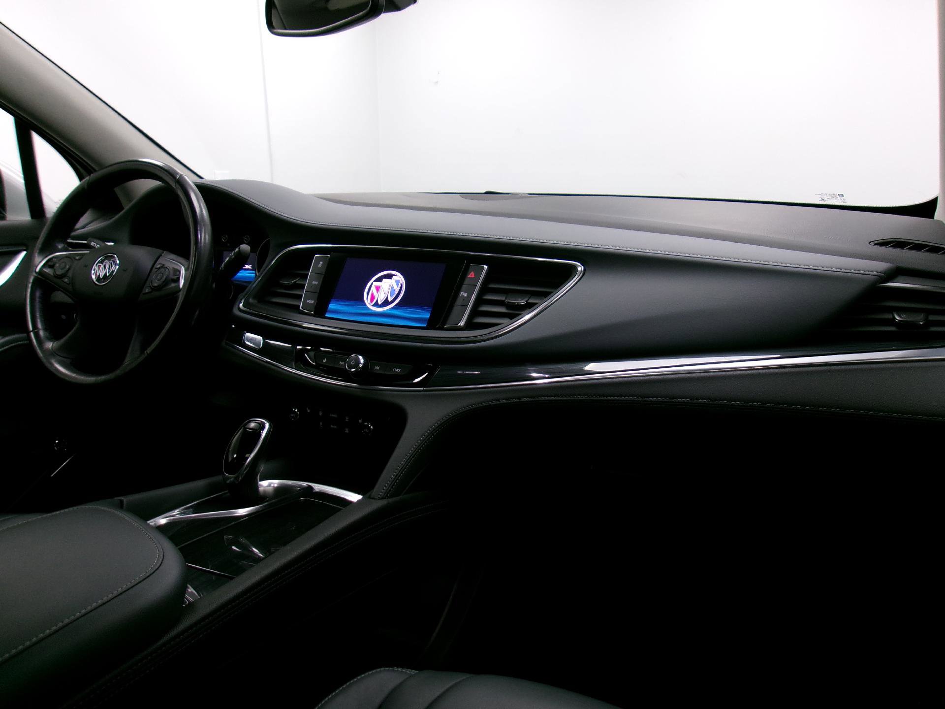 Used 2021 Buick Enclave Essence image 3