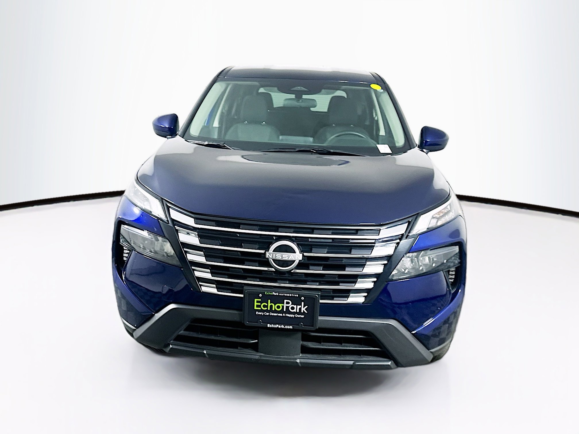 Used 2025 Nissan Rogue SV image 2