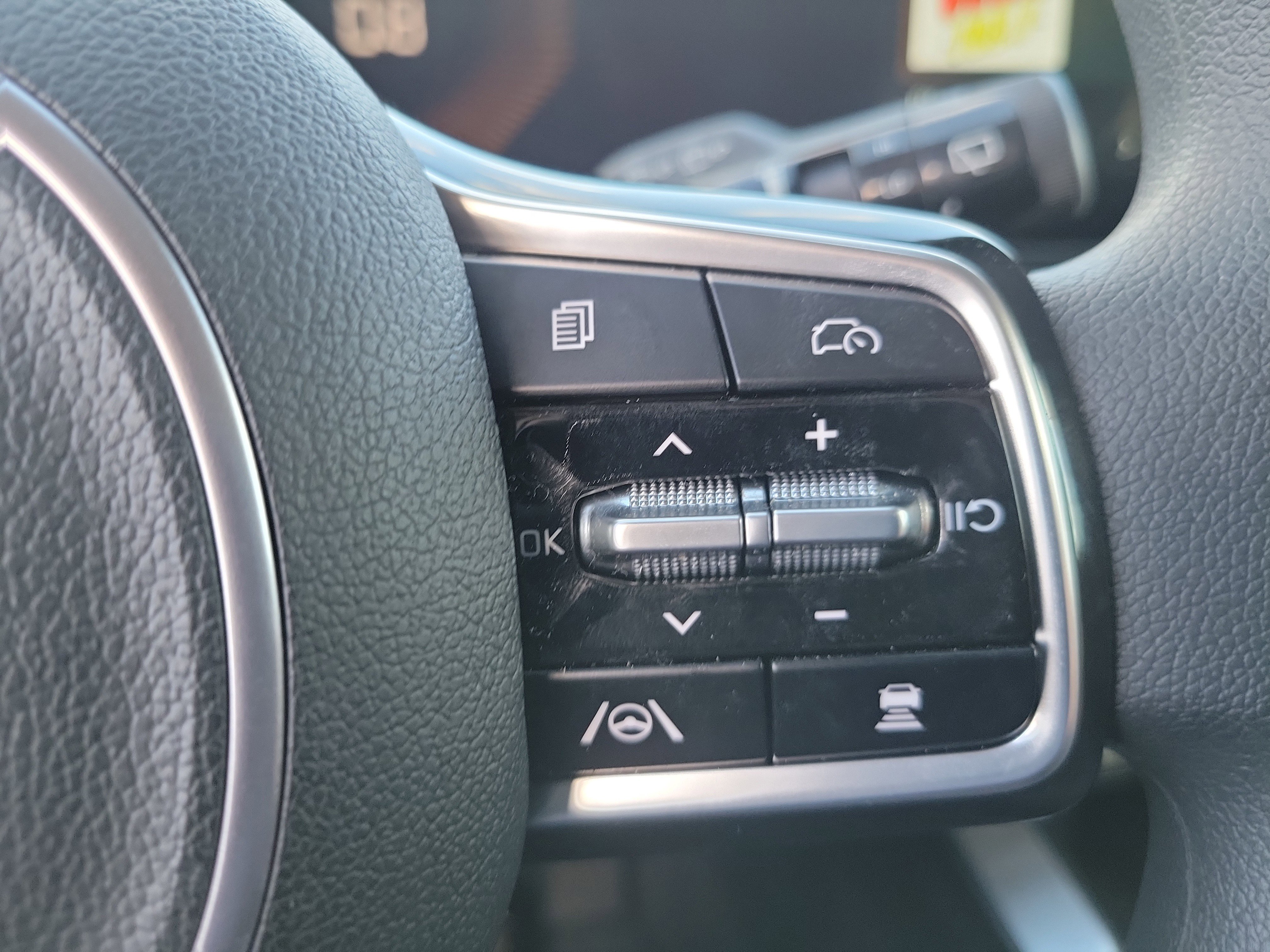 Used 2024 Kia Sorento LX image 9