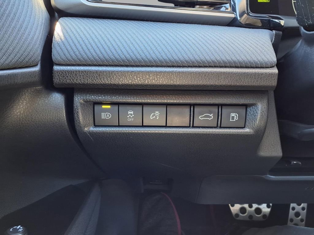 Used 2025 Toyota Camry SE image 17