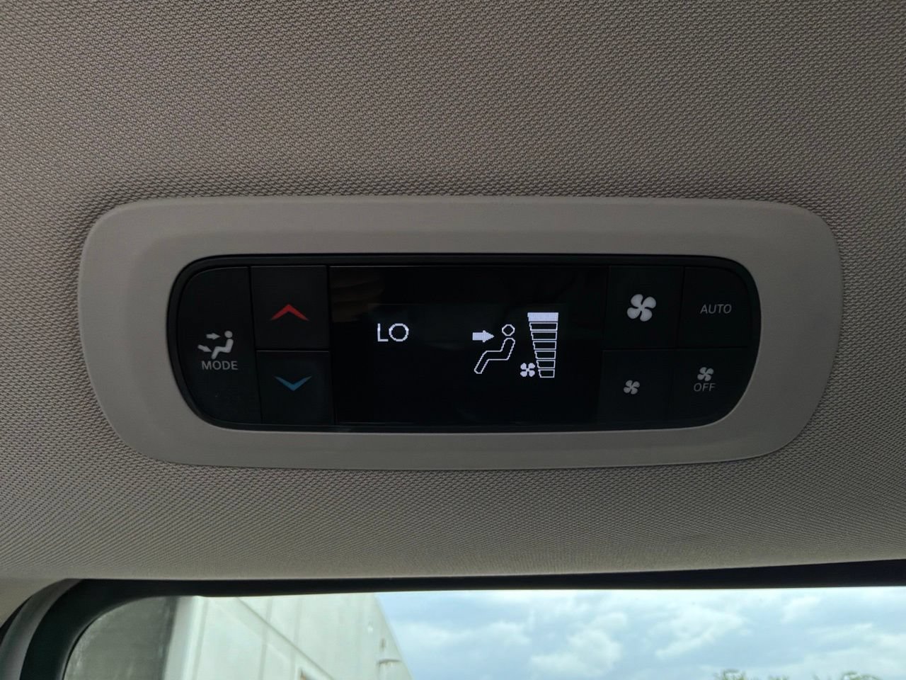 Used 2023 Chrysler Pacifica Touring-L FWD image 14