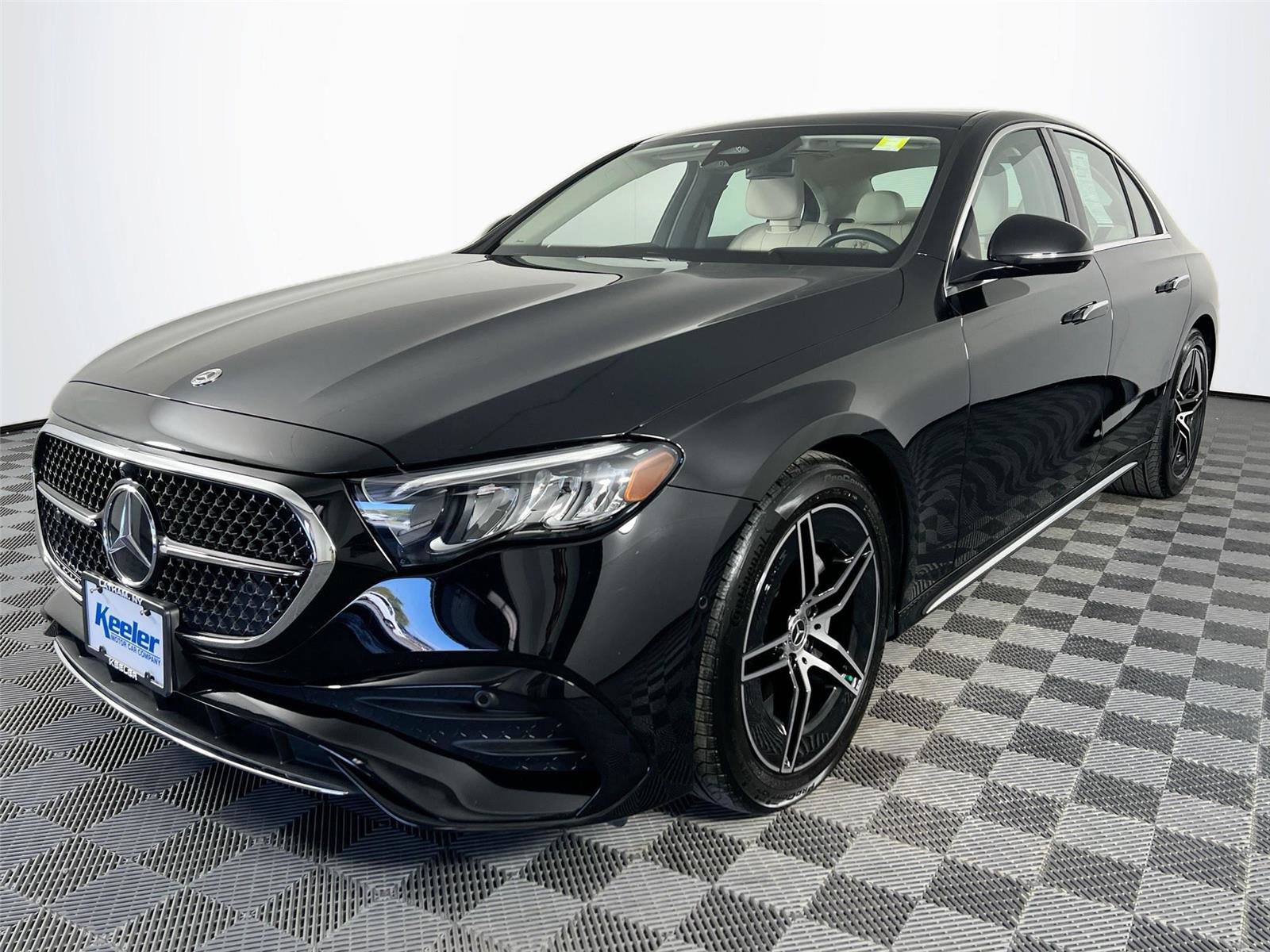 Used 2025 Mercedes-Benz E 350 4MATIC Sedan image 2