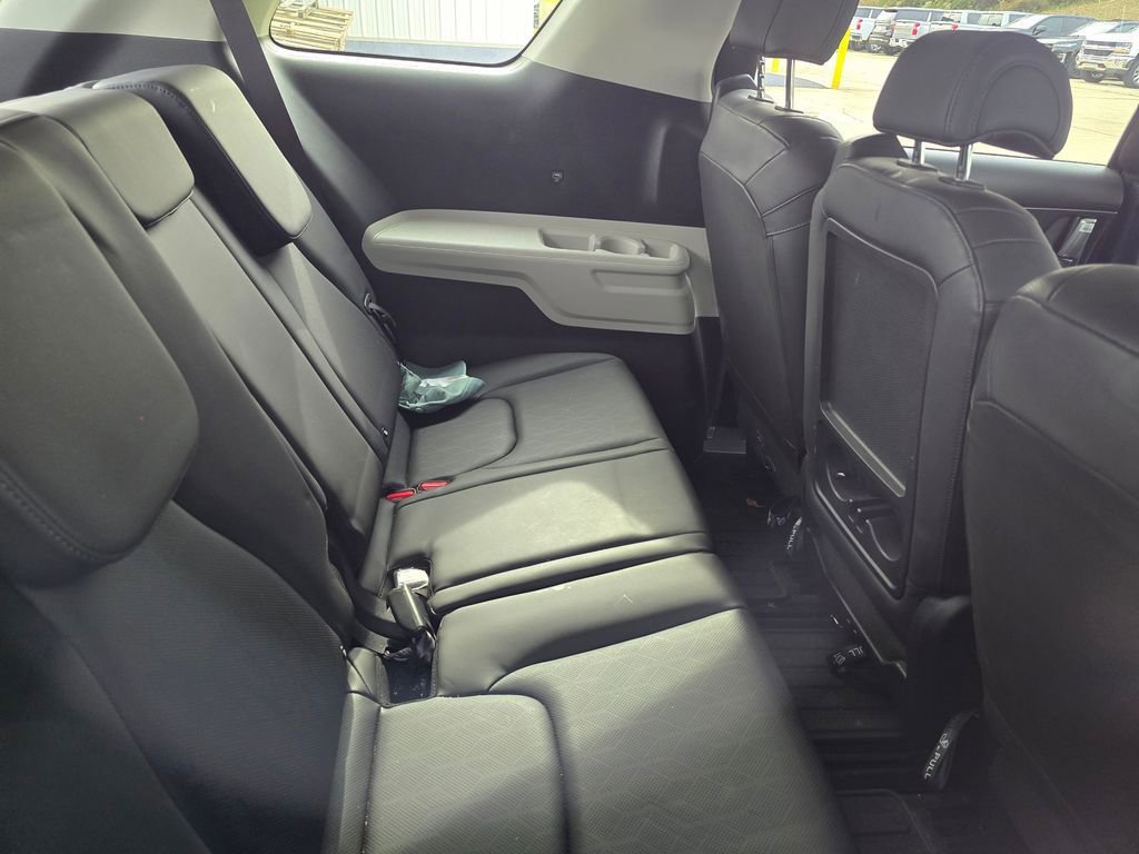 Used 2024 Kia Carnival LX image 9