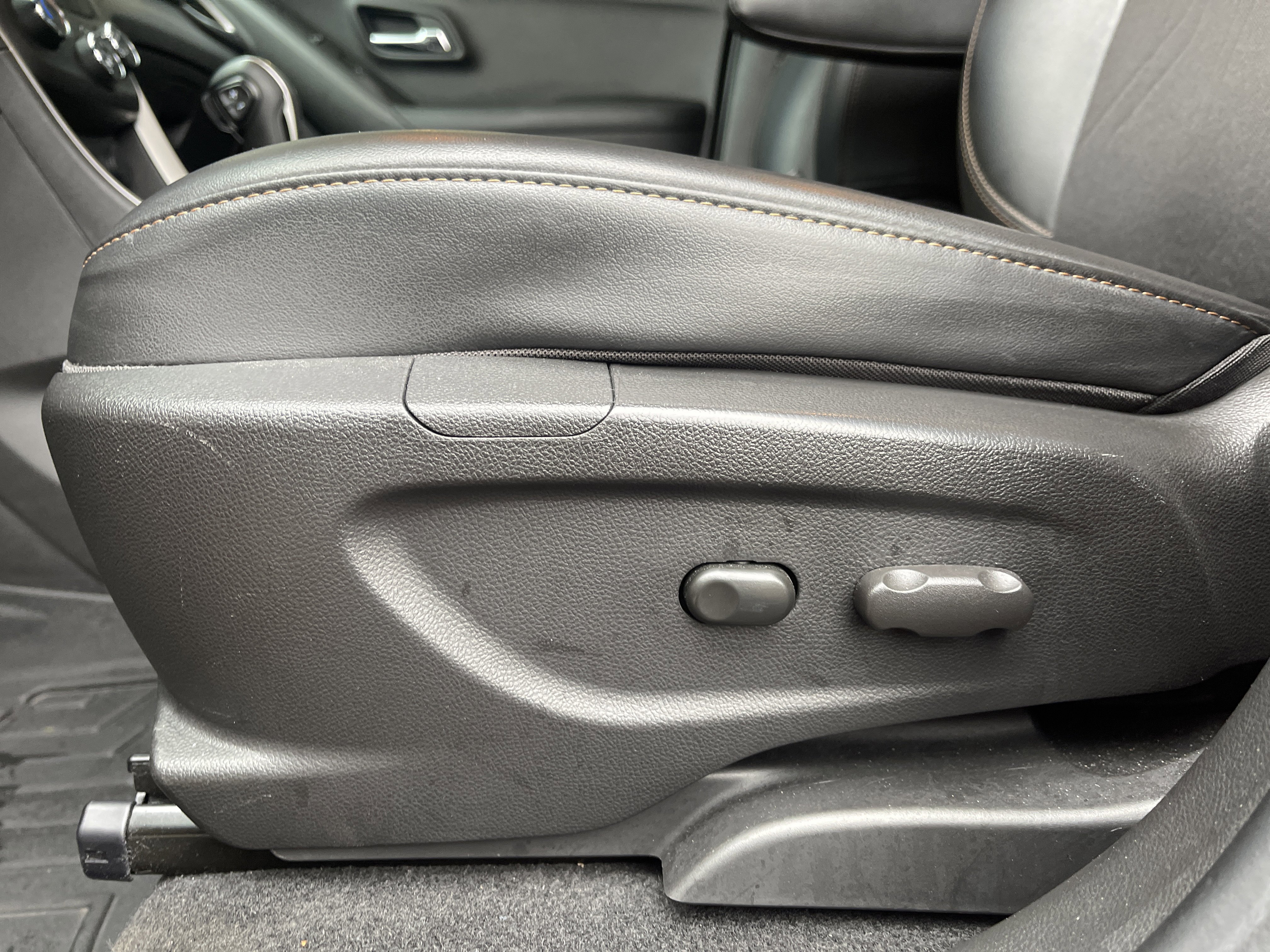 Used 2022 Chevrolet Trax LT w/ LT Convenience Package image 16