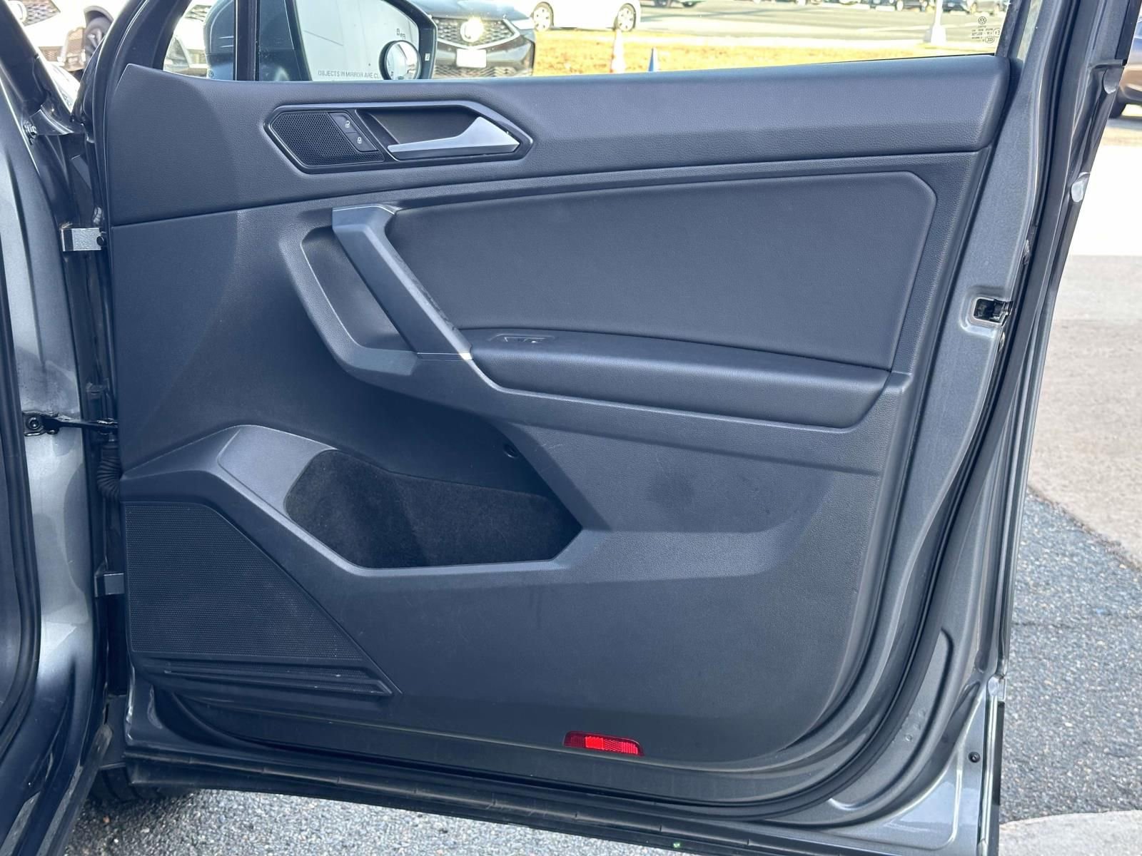 Used 2018 Volkswagen Tiguan SE image 9