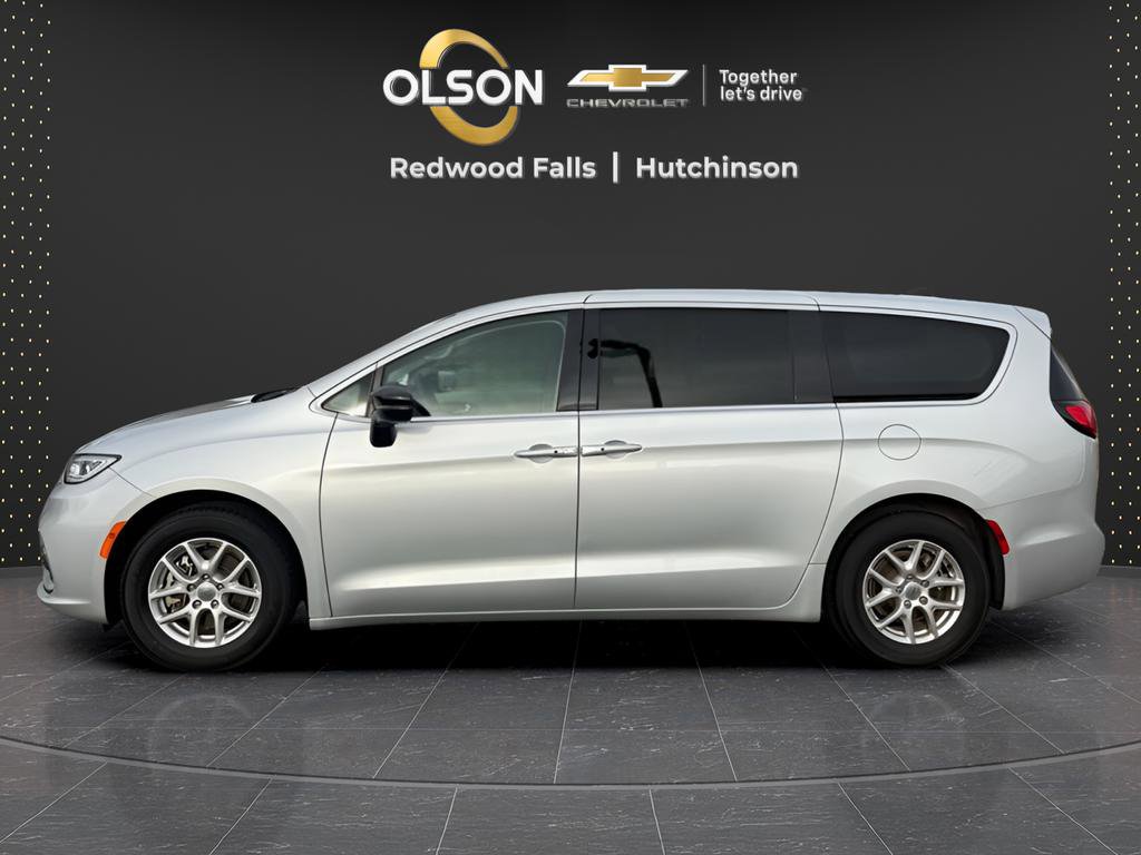 Used 2024 Chrysler Pacifica Touring-L image 2