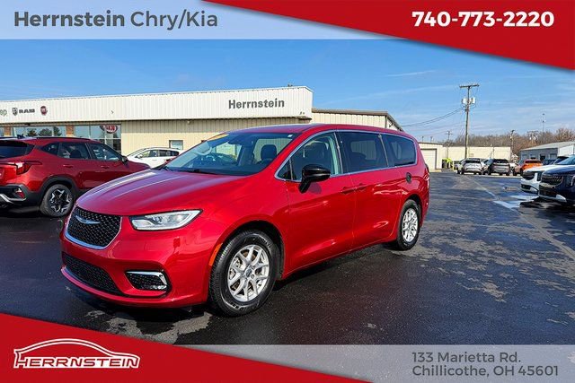 Used 2024 Chrysler Pacifica Touring-L image 3