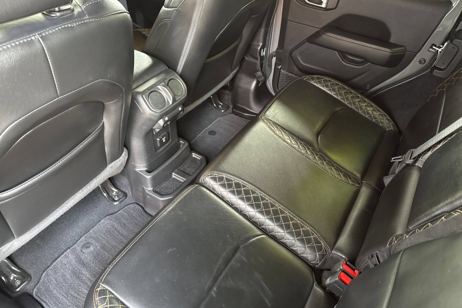 Used 2023 Jeep Wrangler Unlimited Sahara AWD/4WD image 12