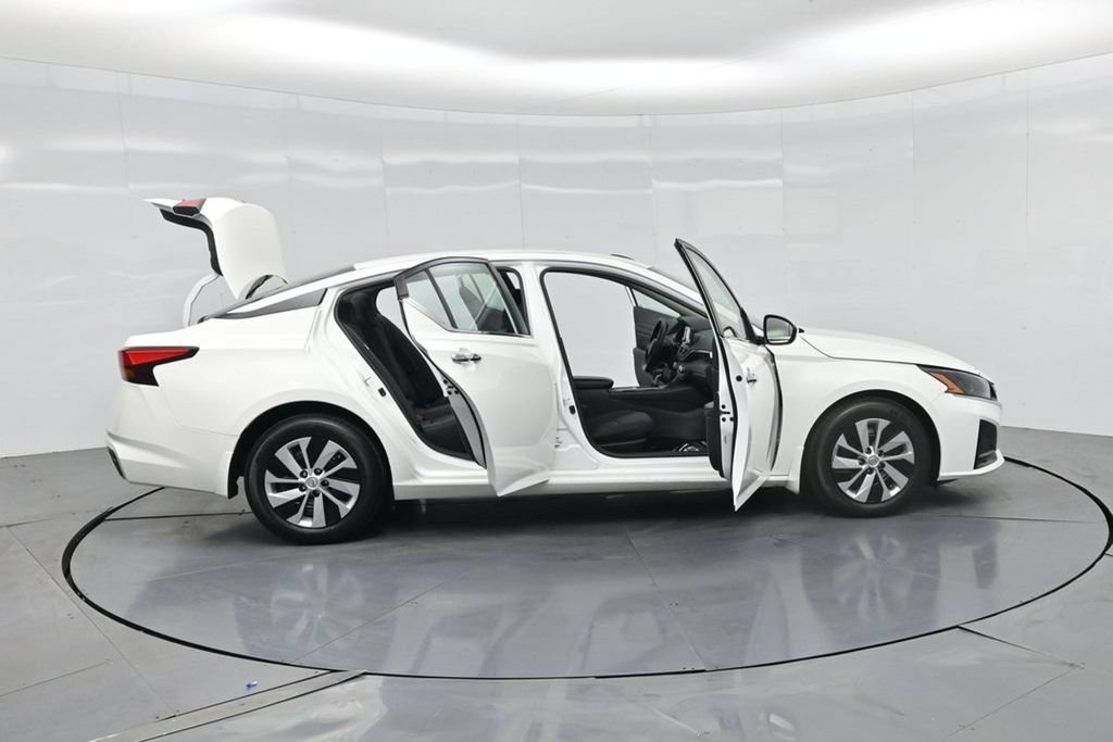 Used 2023 Nissan Altima 2.5 S FWD image 3
