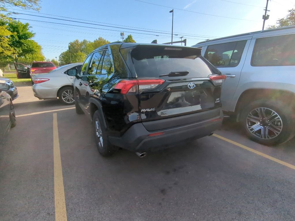 Used 2022 Toyota RAV4 XLE AWD/4WD image 4