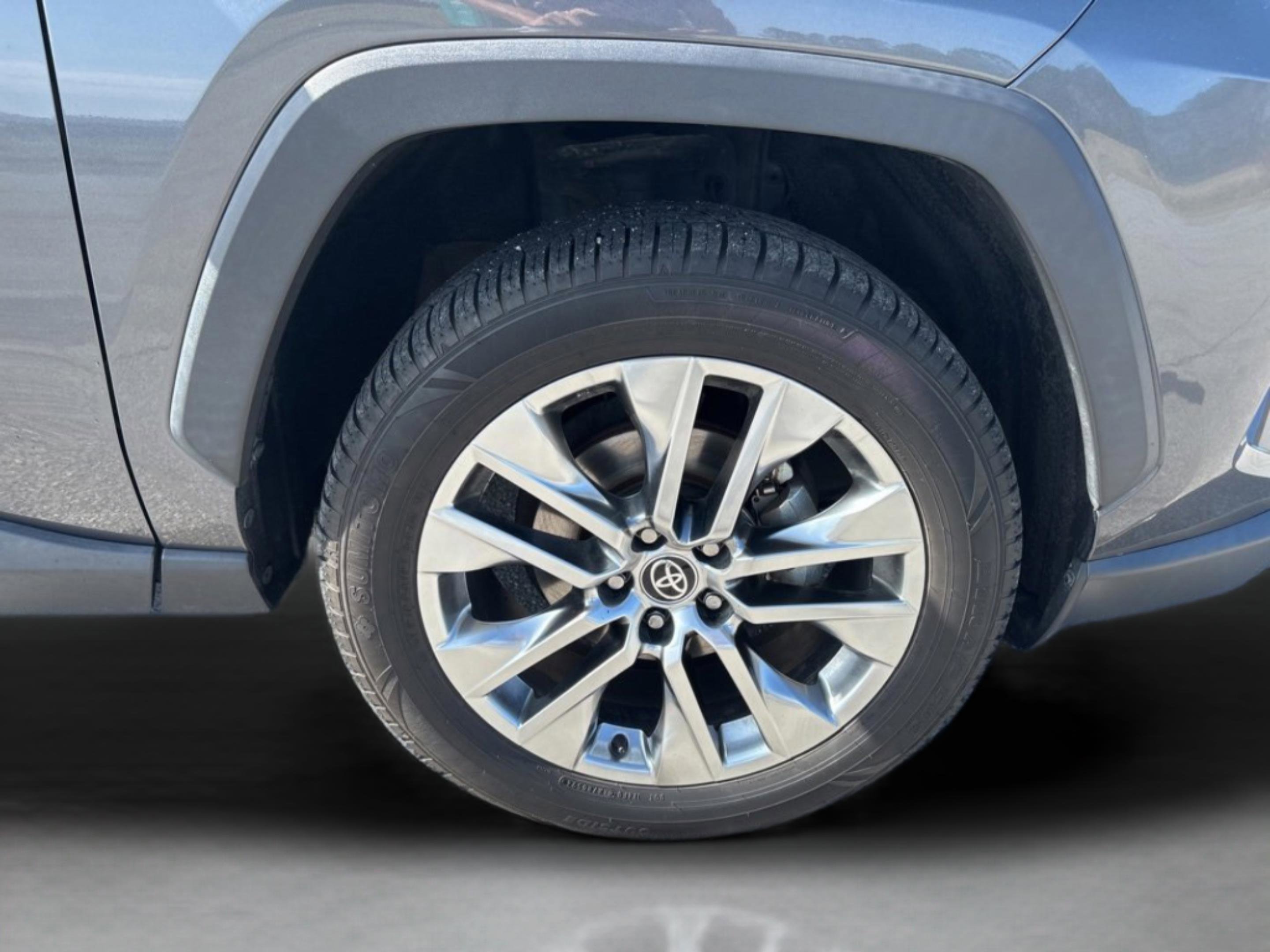 Used 2021 Toyota RAV4 XLE Premium image 47