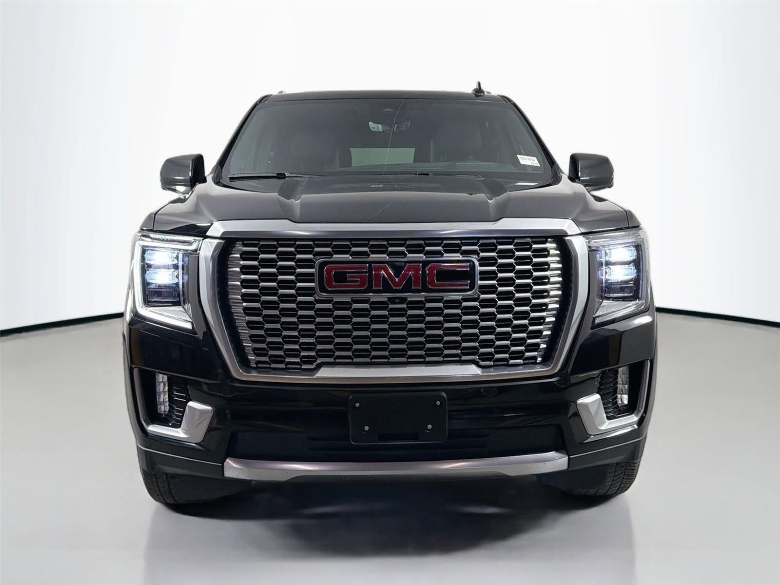 Used 2024 GMC Yukon XL Denali w/ Advanced Technology Package AWD/4WD image 3