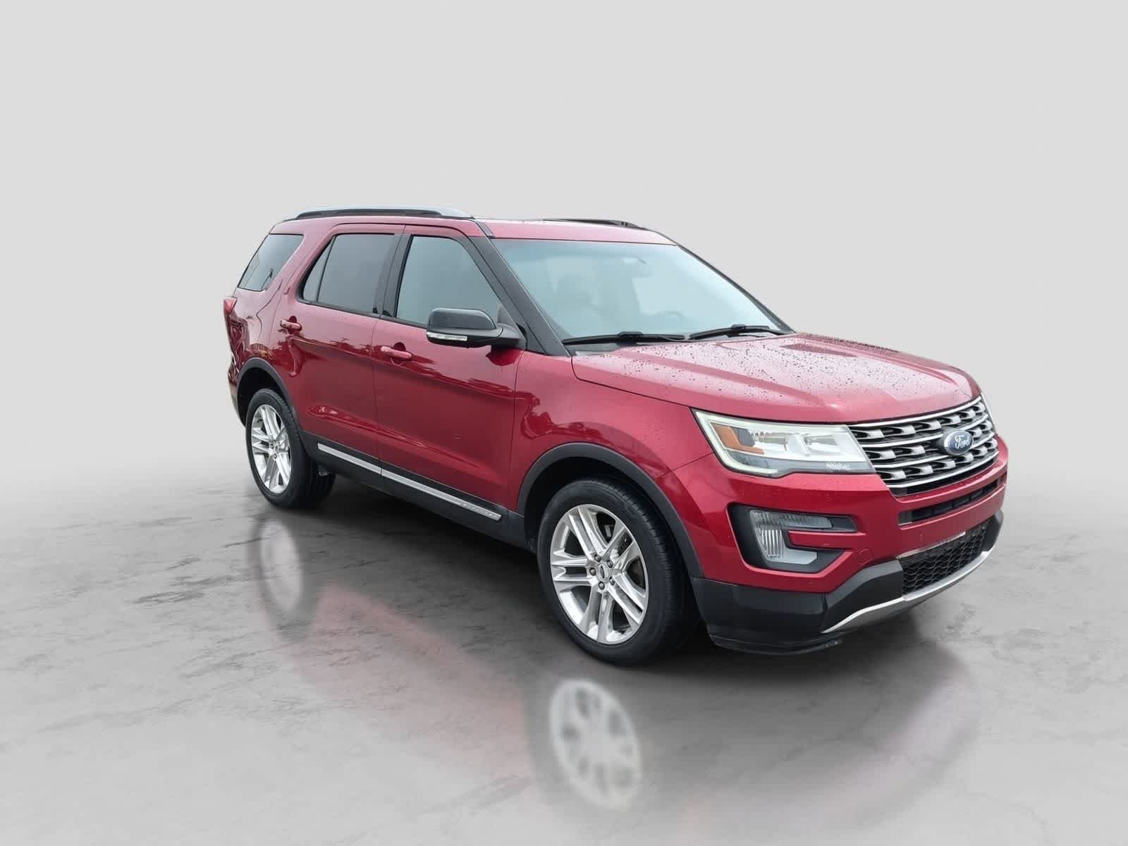 Used 2017 Ford Explorer XLT w/ Equipment Group 202A AWD/4WD image 2
