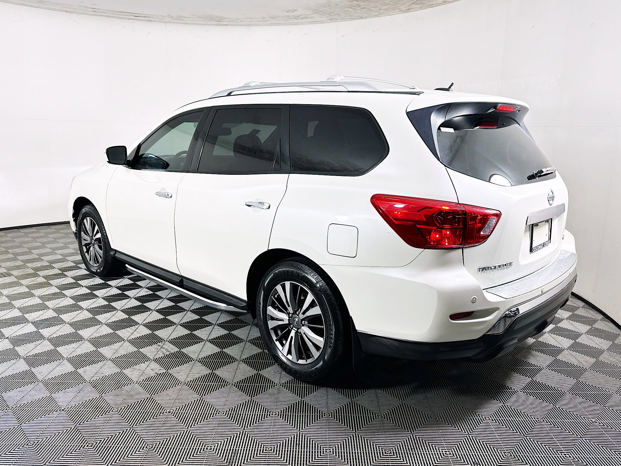 Used 2018 Nissan Pathfinder SV image 5