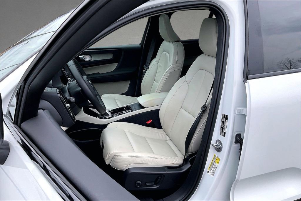 Certified 2023 Volvo XC40 B5 Plus w/ Climate Package image 21