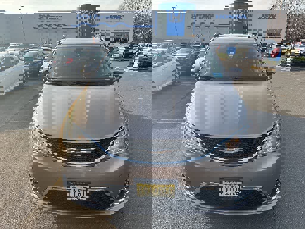 Used 2018 Chrysler Pacifica Touring-L w/ Advanced Safetytec Group image 8